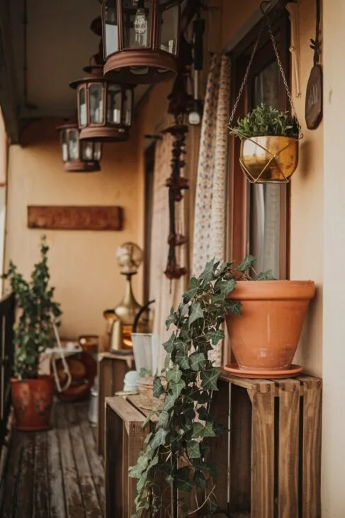 Vintage-Deko auf einem Balkon im Boho Style mit Retro-Elementen.