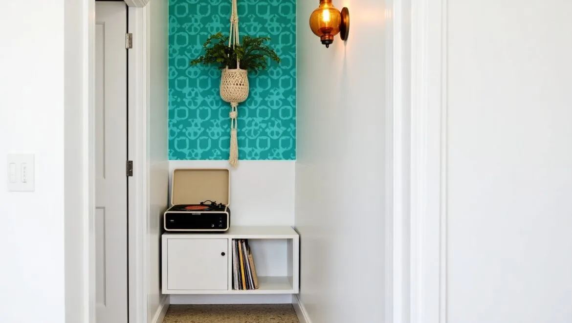 Retro-Lampe im schmalen Flur: Warmes Licht und klassisches Design betonen den nostalgischen Look.